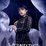 Meilleur fournisseur abonnement IPTV Maroc abordable et moins cher. Affiche officielle Netflix de « Mercredi » avec Jenna Ortega dans le rôle de Mercredi Addams tenant un parapluie dans un décor sombre et pluvieux